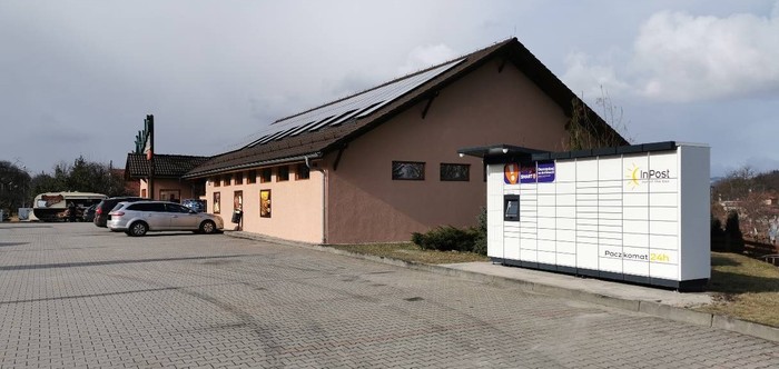 Paczkomat JGO15M Po prawej stronie od wejścia, przy parkingu.