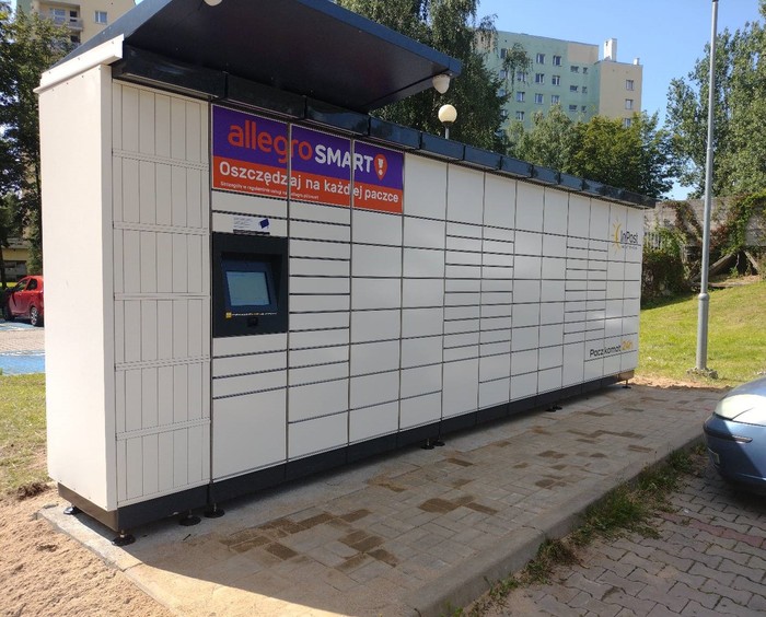 Paczkomat JGO21M Przy parkingu.