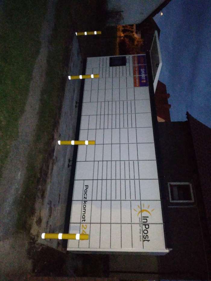 Paczkomat JGO23M Po pawej stronie od Pracowni.