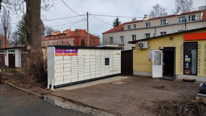 Paczkomat JGO31M Po lewej stronie sklepu spożywczego ABC.