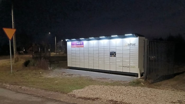 Paczkomat JKO01BAPP Po lewej stronie wjazdu na posesje