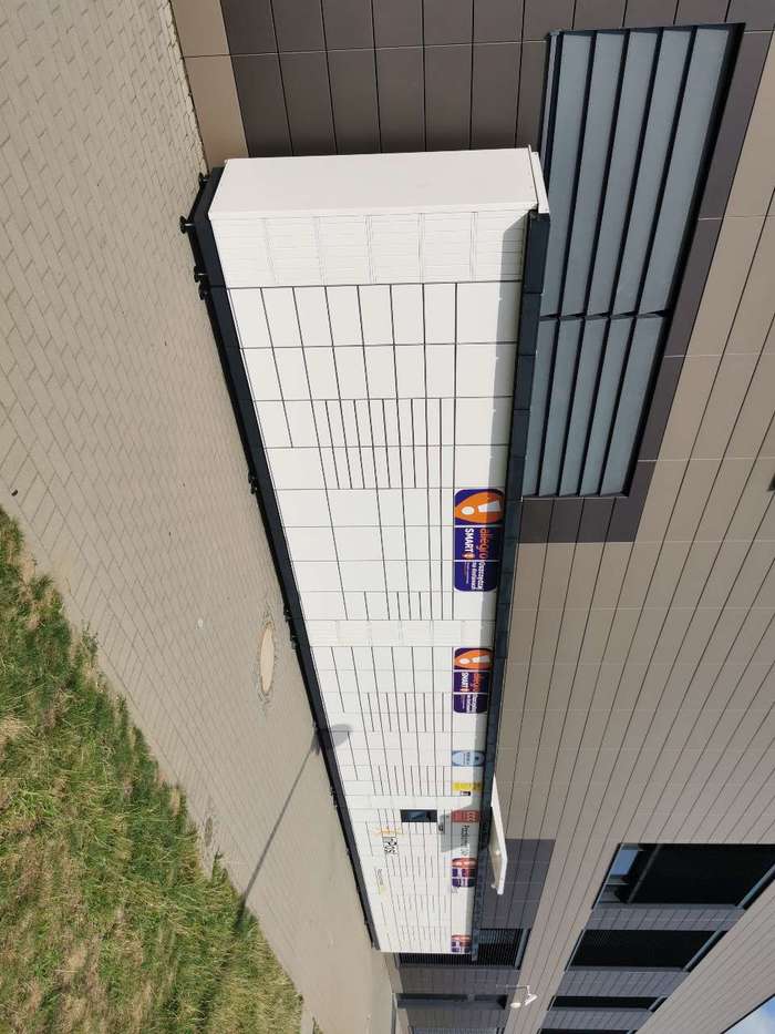 Paczkomat JLS01M Po prawej stronie od wejścia od Centrum Sportu i Rekreacji