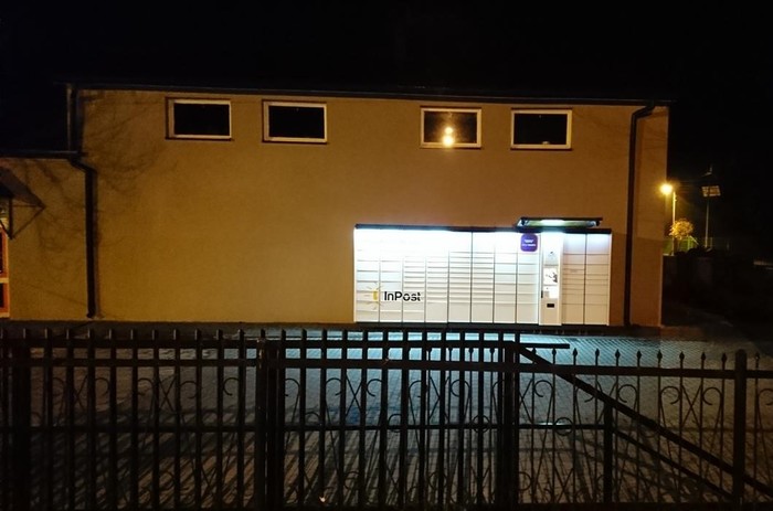 Paczkomat JLU01A Przy sklepie meblowym
