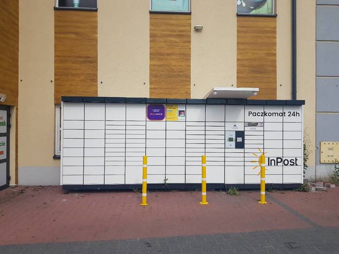 Parcel Locker JLU01N Na parkingu przy sklepie Groszek