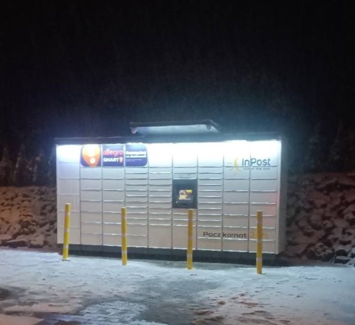 Paczkomat JLW01M Po prawej stronie sklepu