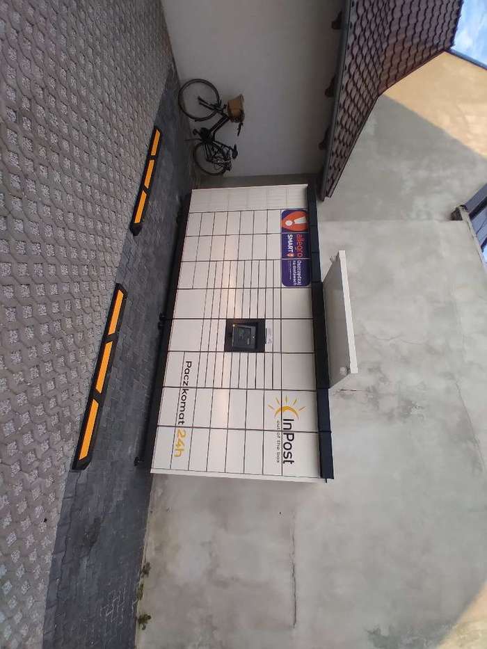 Parcel Locker JMI02M Za sklepem, przy parkingu