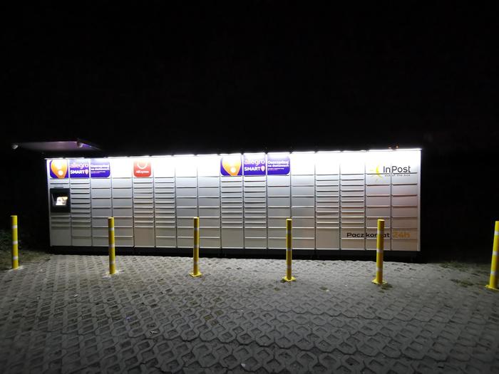 Paczkomat JNC01M Na parkingu sklepu Lewiatan
