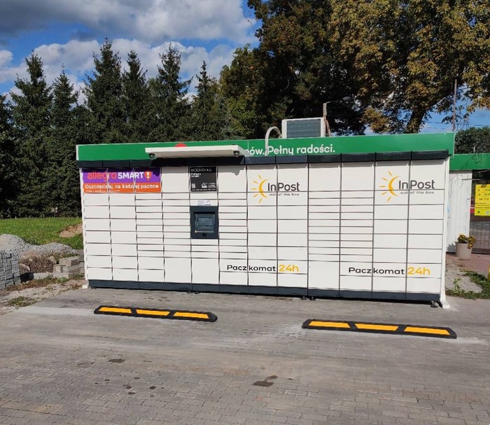 Paczkomat JNC02M przy parkingu