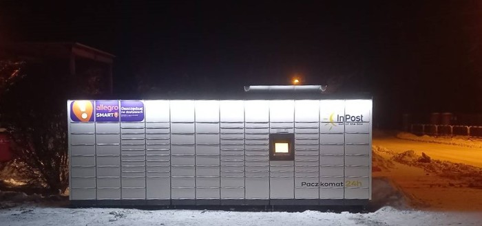 Paczkomat JND01M Po prawej stronie sklepu Lewiatan