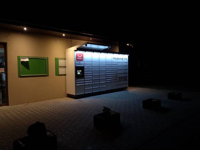 Parcel Locker JNE01M Przy wejściu do sklepu AVITA