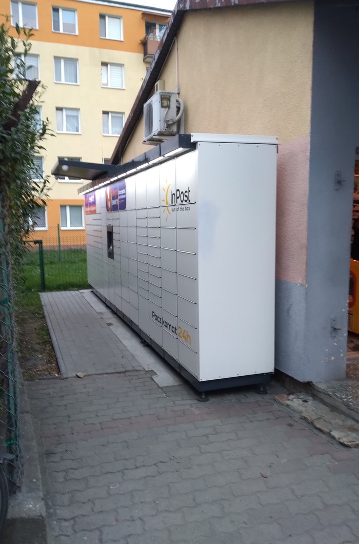 Parcel Locker JNK02M Obok sklepu