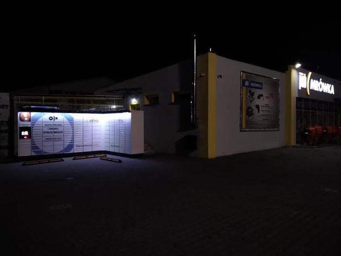 Parcel Locker JNN01M Na parkingu sklepu Mrówka