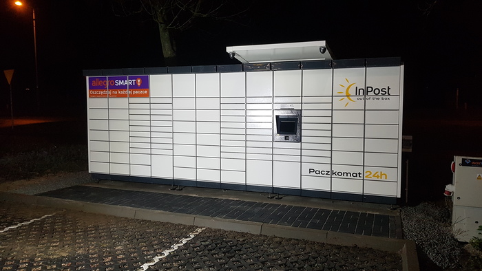 Parcel Locker JNN03M Na parkingu sklepu Biedronka