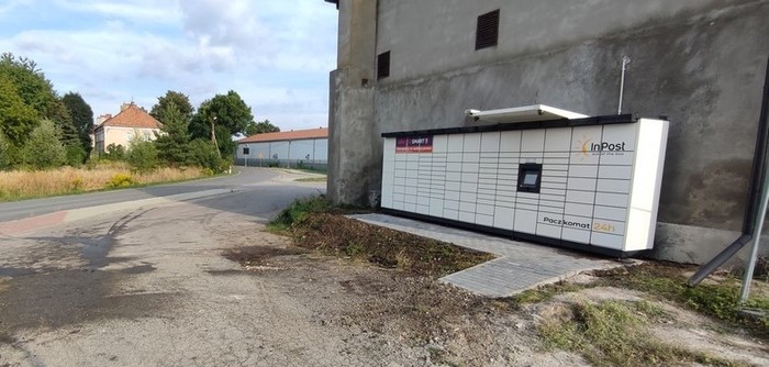 Paczkomat JNU01M Przy parkingu