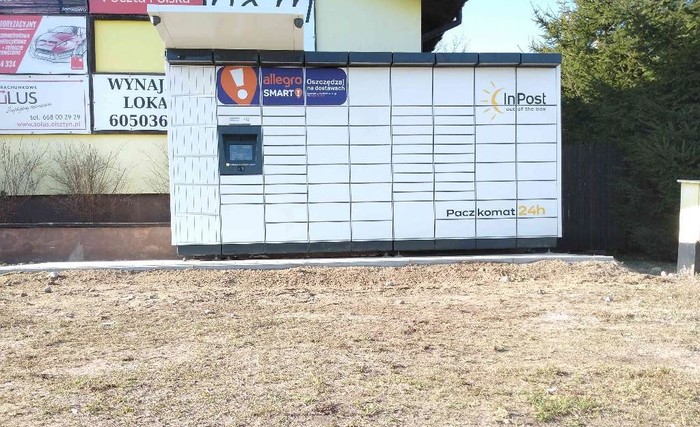 Paczkomat JON01M przy pawilonie Jonki