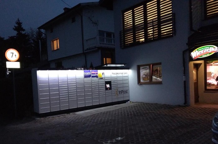 Paczkomat JOZ01M parking przed Piekarnią Putka