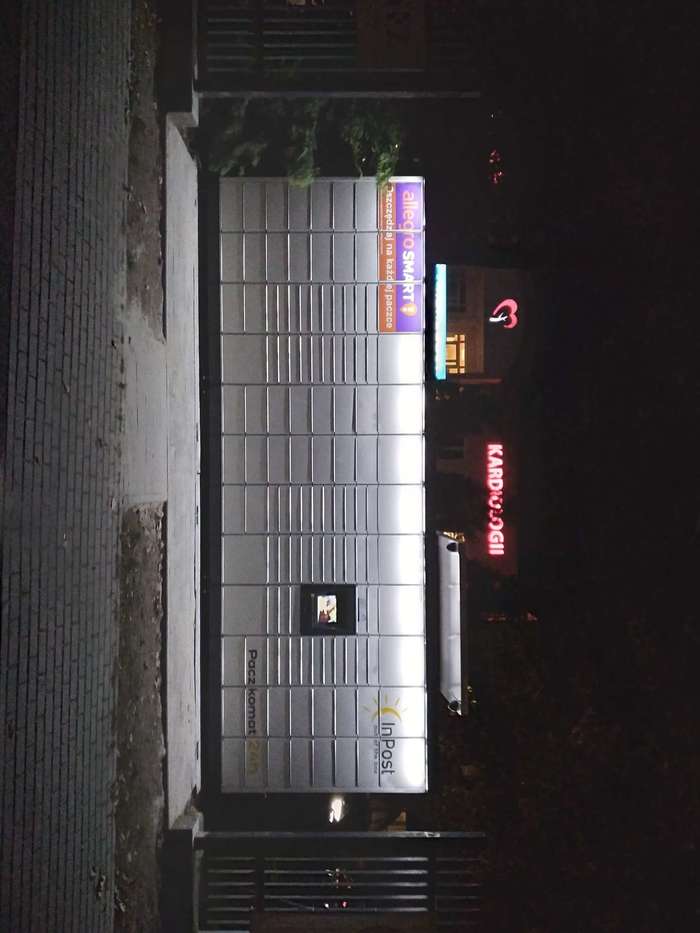 Paczkomat JOZ09M Po prawej stronie przy wjeździe