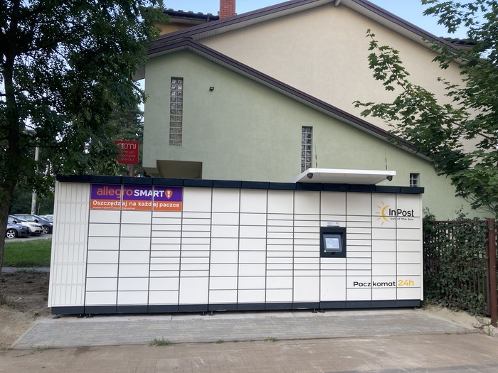 Parcel Locker JOZ12M z boku budynku od Armii Krajowej