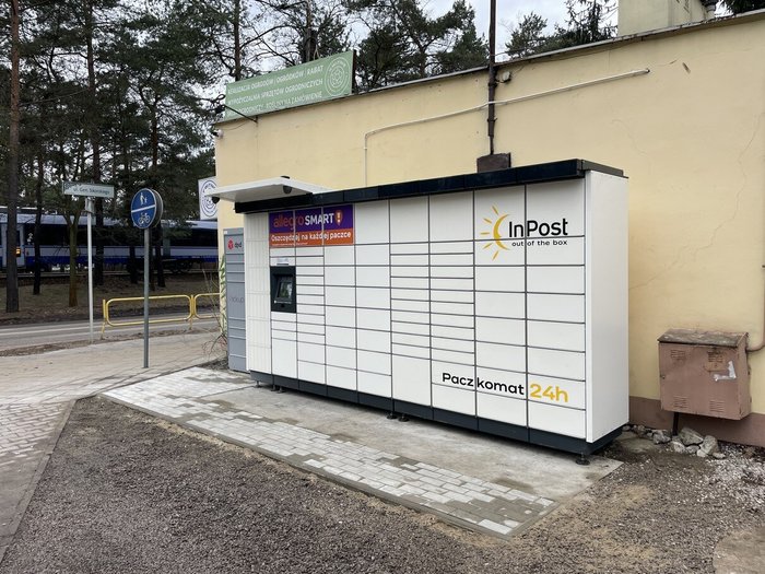 Parcel Locker JOZ13M parking przed budynkiem