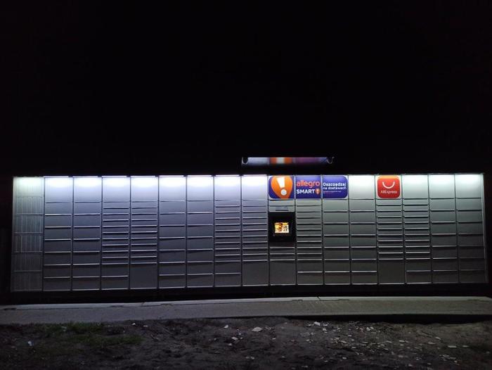 Paczkomat JPD01M Przy budynku obok Delikatesów Centrum