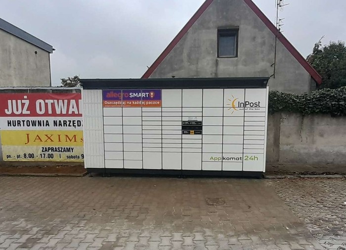 Paczkomat JRC02BAPP parking przy sklepie