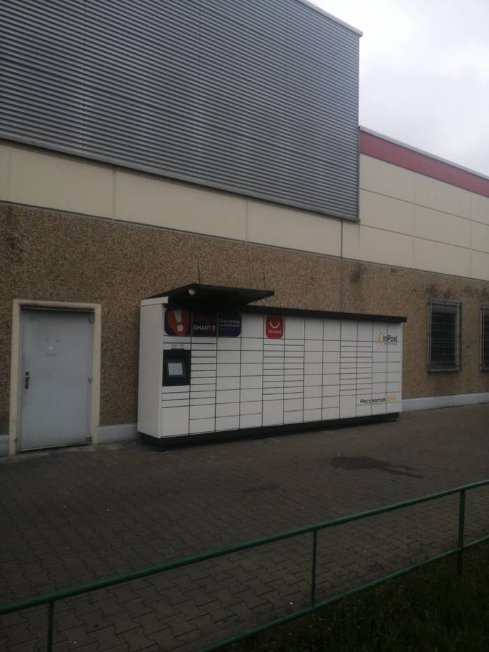 Paczkomat JRC05M Boczna ściana budynku, przy wejściu do Kauflanu