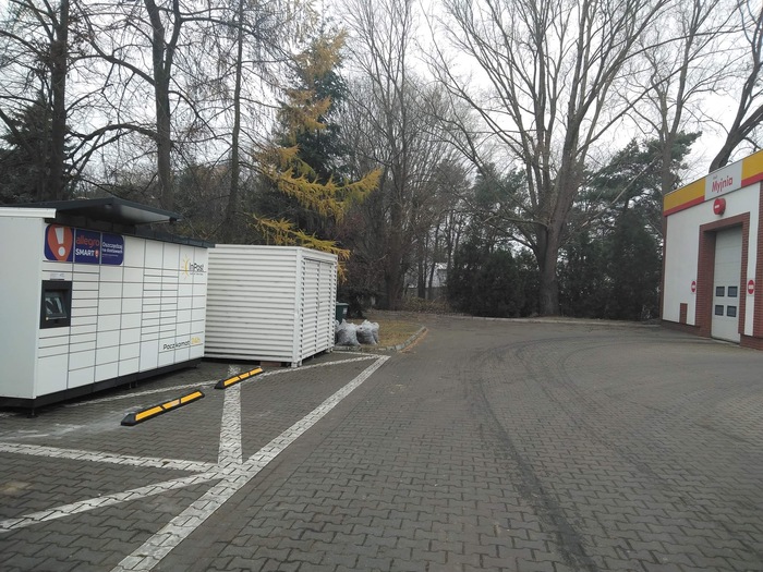 Paczkomat JRC10M Na stacji benzynowej Shell