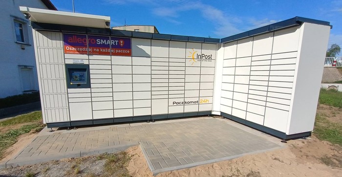 Paczkomat JRM02M Przy parkingu apteki Julia.