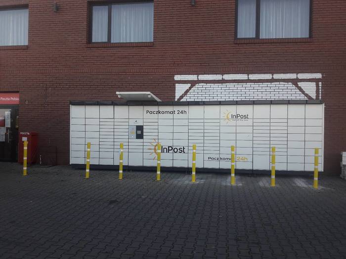 Paczkomat JRO01N parking przy budynku usługowo - handlowym