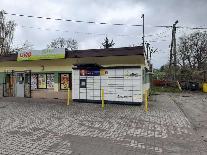 Поштомат JRW01M Po prawej stronie od wejścia do sklepu.