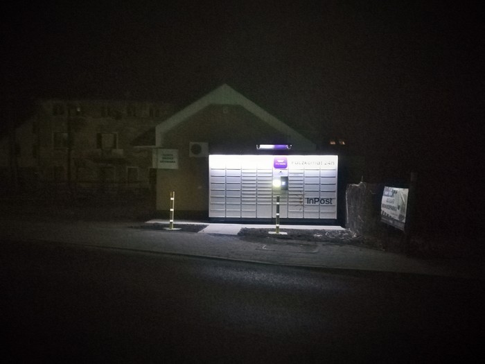 Paczkomat JSD01N Po prawej stronie od wejścia do sklepu Szafa Odzież Używana