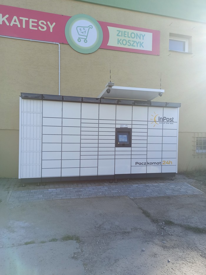 Paczkomat JSE01M Boczna ściana sklepu