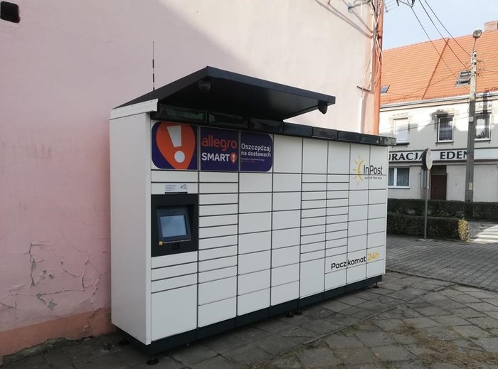 Paczkomat JSI01M na placu przy ulicy