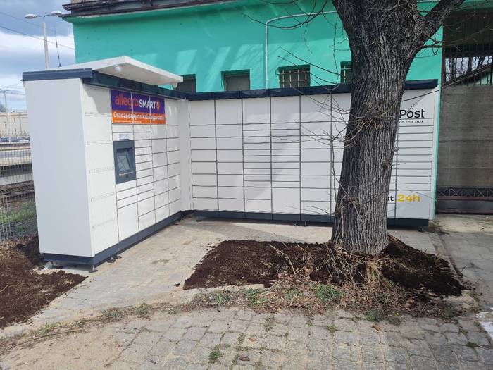 Paczkomat JSK03M Obok parkingu dworcowego