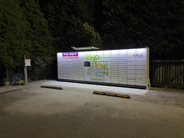 Paczkomat JSN01APP Na parkingu przed boiskiem