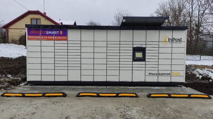 Paczkomat JSN01M parking przed budynkiem GSu