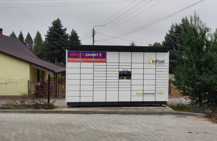 Paczkomat JSR01BAPP Na ścianie budynku