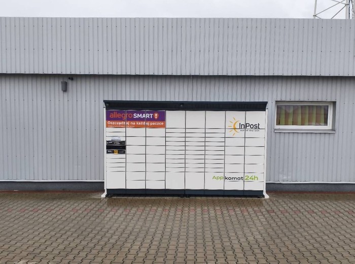 Paczkomat JSTQ01BAPP parking przed budynkiem
