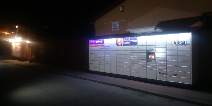 Paczkomat JSZ01M obok wejścia do sklepu Lewiatan