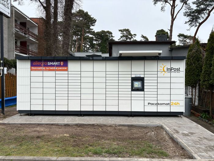 Paczkomat JTA01M przy restauracji Polinezja