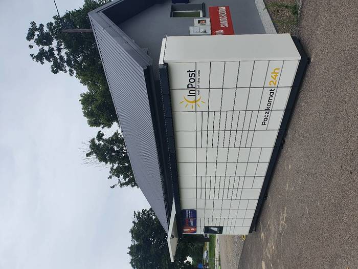 Paczkomat JTS01M przy wypożyczalni samochodów