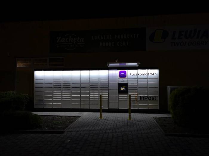 Paczkomat JUR01M Na parkingu po lewej stronie od wejścia do sklepu Lewiatan