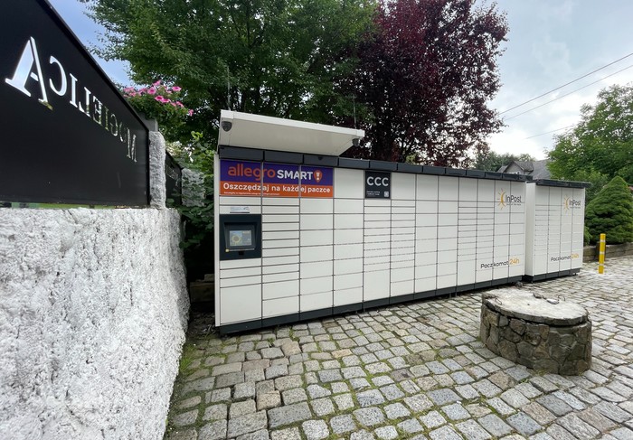 Paczkomat JUW01M Po prawej stronie zajazdu - od strony parkingu
