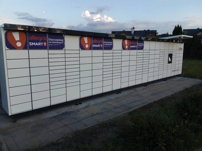 Paczkomat JUZ02M Przy przystanku autobusowym Kameralna 01