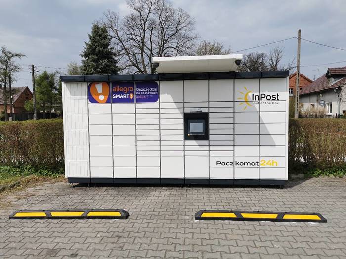 Поштомат JWA01M Na parkingu przed sklepem
