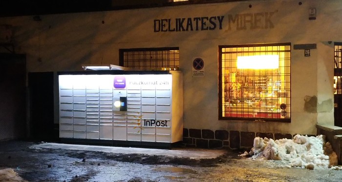 Paczkomat JWK01N Po lewej stronie od wejścia do Delikatesów