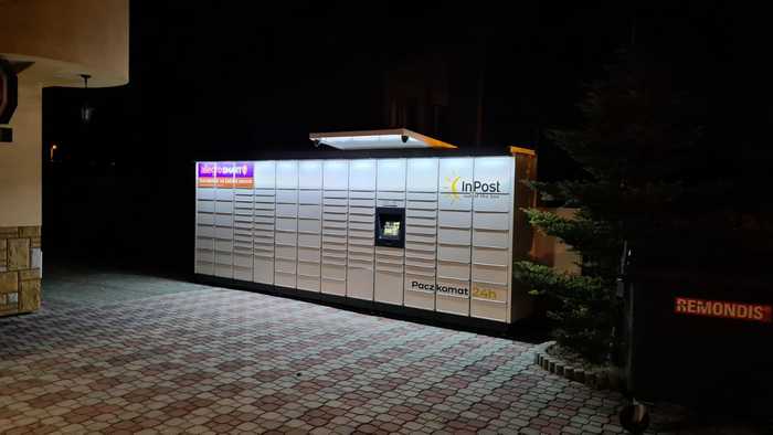 Paczkomat JWL01M Po prawej strony od wjazdu na posesje