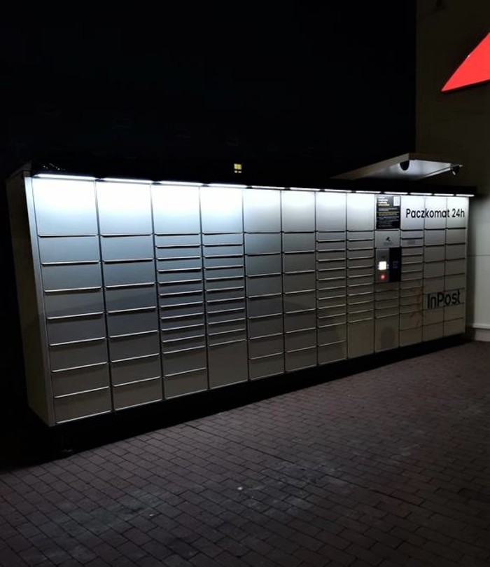 Paczkomat JWR03N Po lewej stronie od wejścia do Intermarche