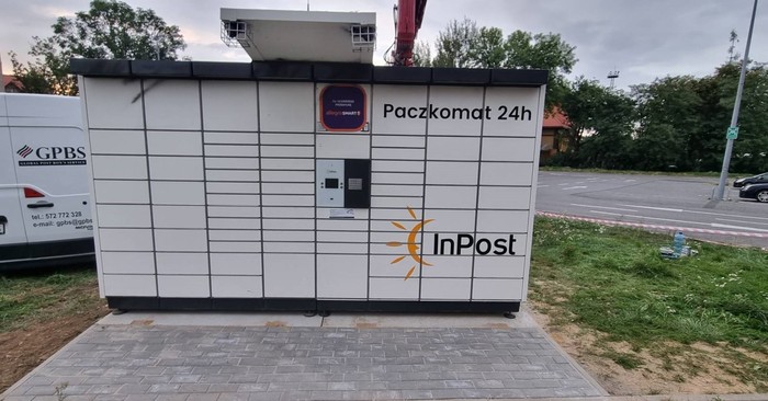 Paczkomat JWR04N Przy wejściu do marketu Netto.