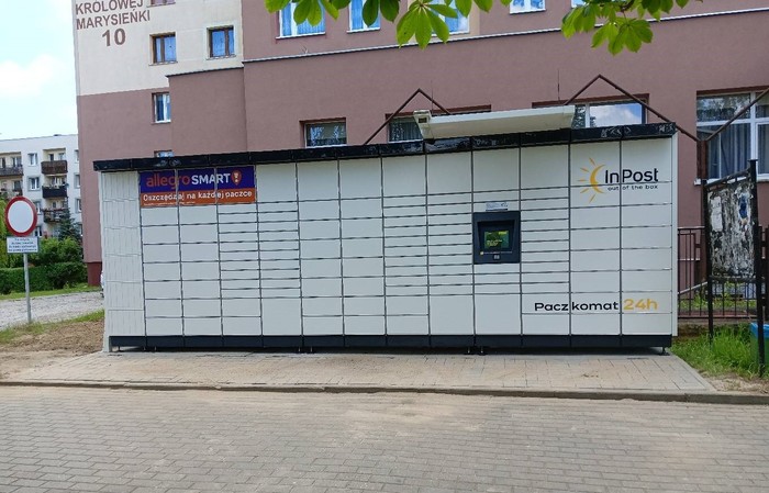 Paczkomat JWR06M Przy harcówce na osiedlu.